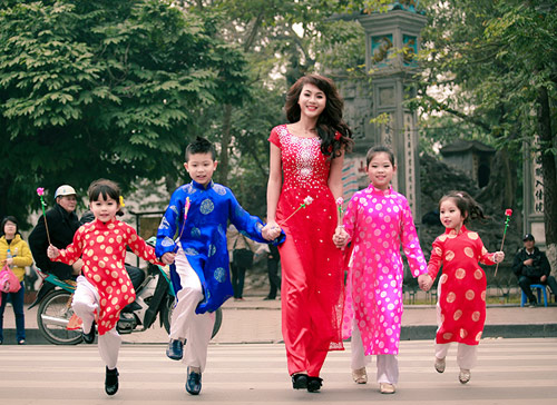 Hot girl Nga Tây vui Tết cùng các em thơ - 17