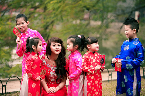 Hot girl Nga Tây vui Tết cùng các em thơ - 3