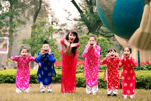 Hot girl Nga Tây vui Tết cùng các em thơ - 4