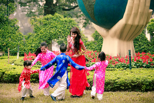 Hot girl Nga Tây vui Tết cùng các em thơ - 5