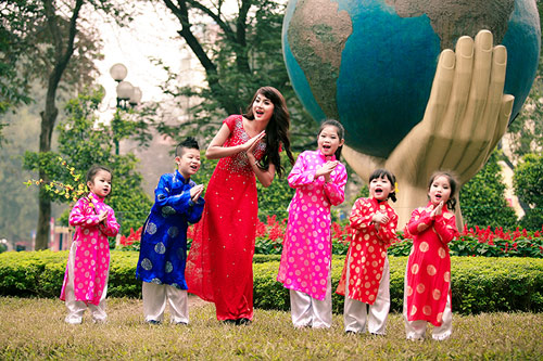 Hot girl Nga Tây vui Tết cùng các em thơ - 6