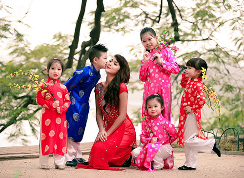 Hot girl Nga Tây vui Tết cùng các em thơ - 19