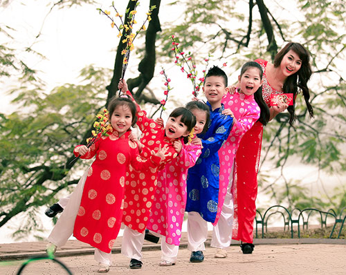 Hot girl Nga Tây vui Tết cùng các em thơ - 18