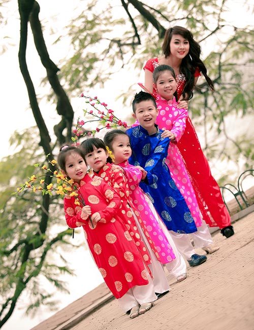 Hot girl Nga Tây vui Tết cùng các em thơ - 10