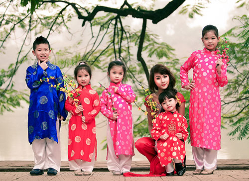 Hot girl Nga Tây vui Tết cùng các em thơ - 9