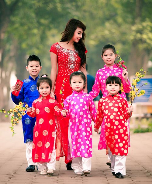 Hot girl Nga Tây vui Tết cùng các em thơ - 11