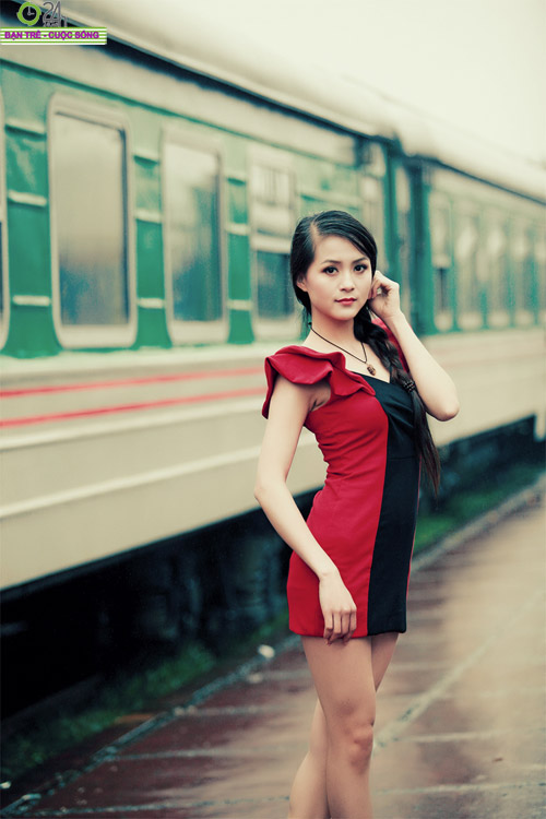 Hoa khôi HN hối hả chuyến tàu cuối năm - 2