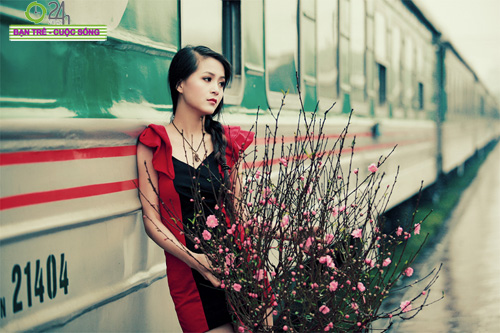 Hoa khôi HN hối hả chuyến tàu cuối năm - 4