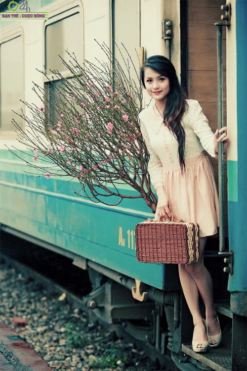 Hoa khôi HN hối hả chuyến tàu cuối năm - 7