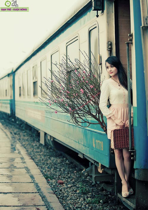 Hoa khôi HN hối hả chuyến tàu cuối năm - 8