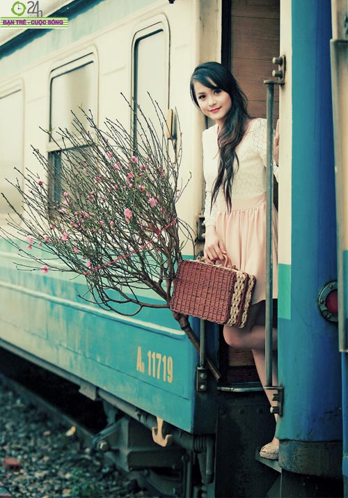 Hoa khôi HN hối hả chuyến tàu cuối năm - 9