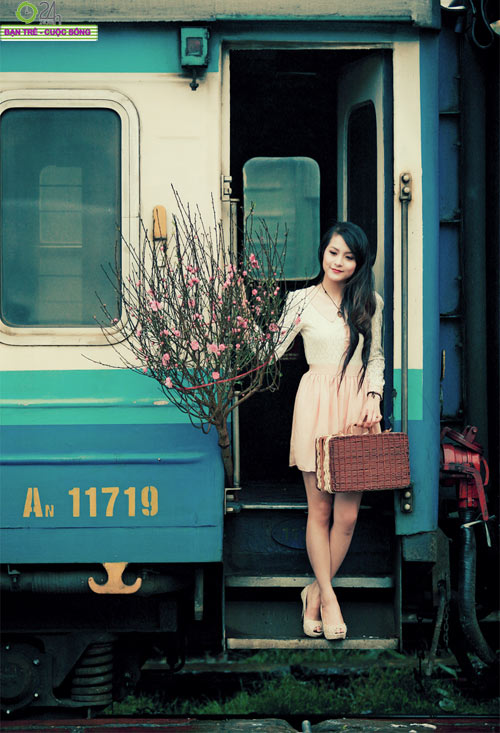 Hoa khôi HN hối hả chuyến tàu cuối năm - 10