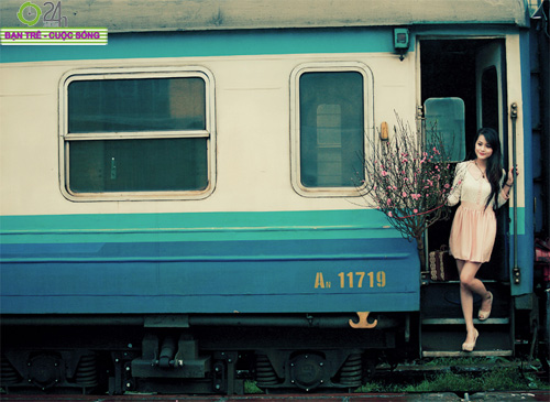 Hoa khôi HN hối hả chuyến tàu cuối năm - 11