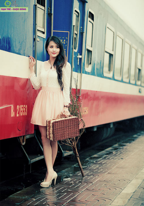 Hoa khôi HN hối hả chuyến tàu cuối năm - 14