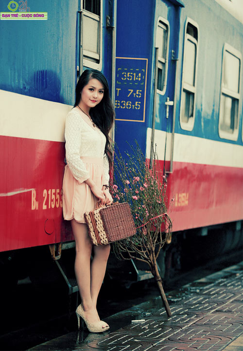 Hoa khôi HN hối hả chuyến tàu cuối năm - 13