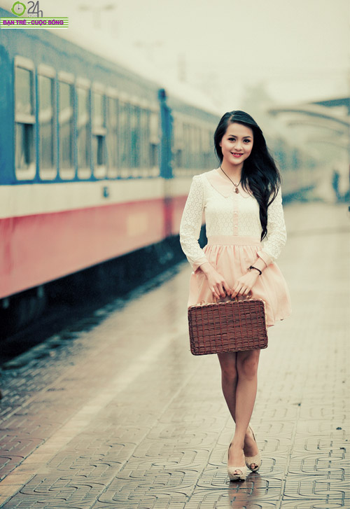 Hoa khôi HN hối hả chuyến tàu cuối năm - 15