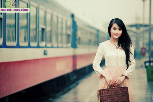 Hoa khôi HN hối hả chuyến tàu cuối năm - 16