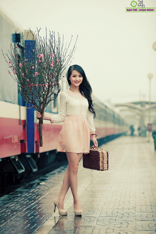 Hoa khôi HN hối hả chuyến tàu cuối năm - 18