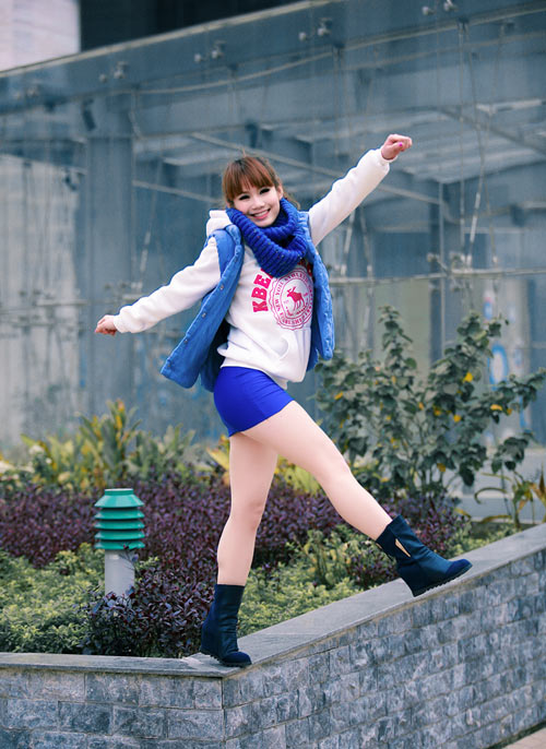 Dancer xinh đẹp gợi cảm với váy ngắn - 5