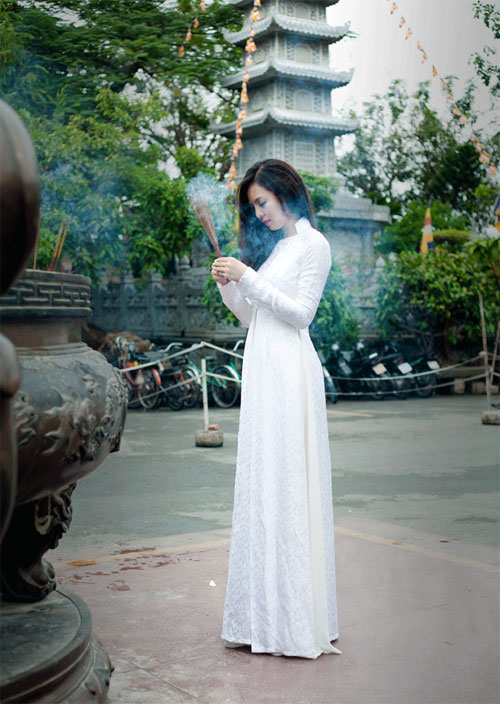 Trà Giang thanh lịch với áo dài trắng - 2