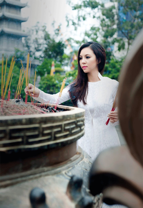 Trà Giang thanh lịch với áo dài trắng - 4