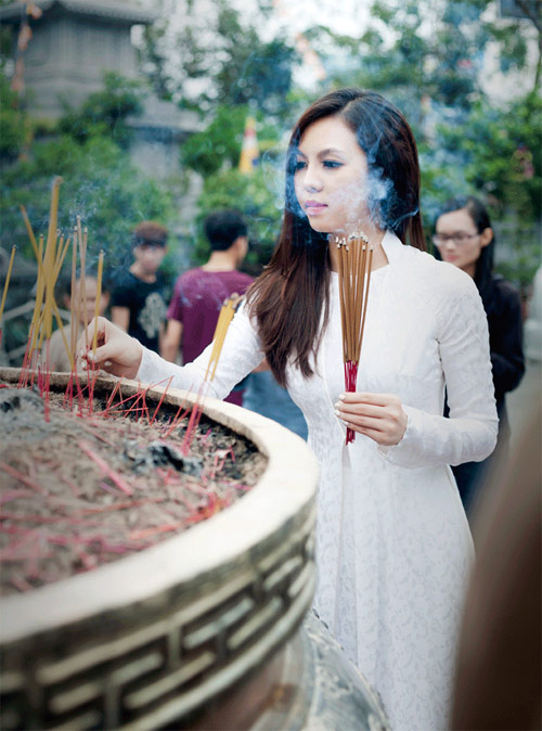 Trà Giang thanh lịch với áo dài trắng - 3