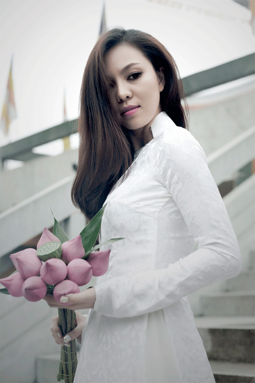 Trà Giang thanh lịch với áo dài trắng - 7