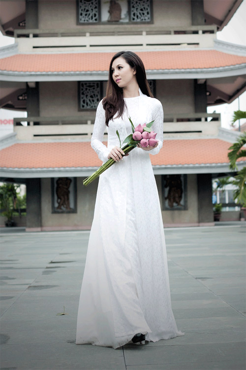 Trà Giang thanh lịch với áo dài trắng - 12