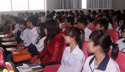 Hoa hậu Thùy Linh chia sẻ bí quyết học tốt - 2