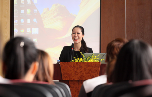 Hoa hậu Thùy Linh chia sẻ bí quyết học tốt - 11