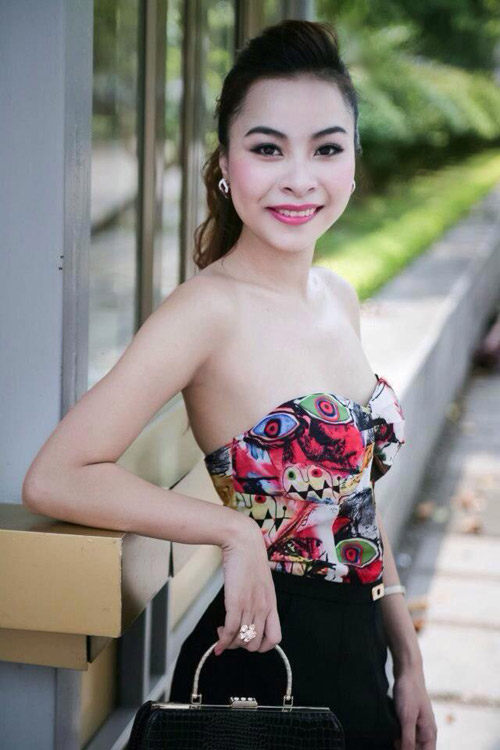 Nữ sinh Nghệ thuật khoe vai trần trên phố - 13