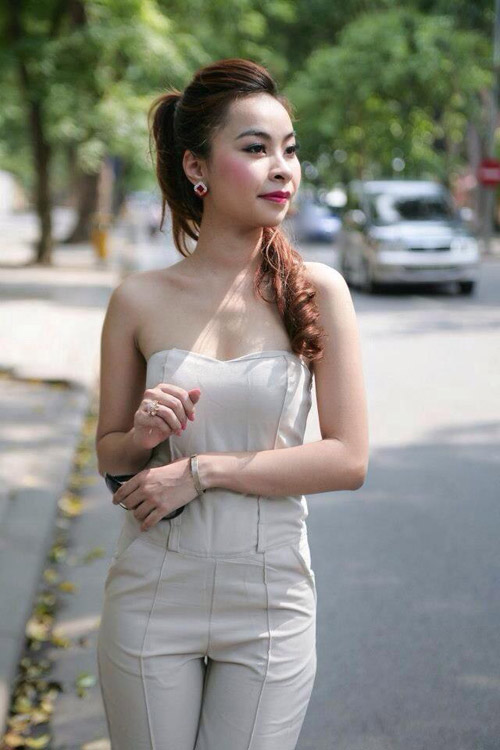 Nữ sinh Nghệ thuật khoe vai trần trên phố - 4