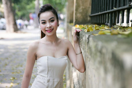 Nữ sinh Nghệ thuật khoe vai trần trên phố - 9