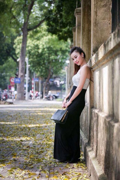 Nữ sinh Nghệ thuật khoe vai trần trên phố - 2