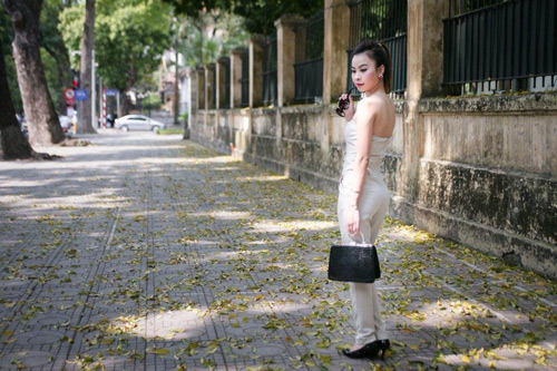 Nữ sinh Nghệ thuật khoe vai trần trên phố - 10