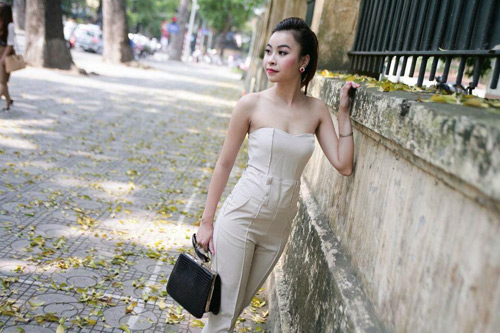 Nữ sinh Nghệ thuật khoe vai trần trên phố - 11