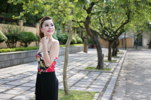 Nữ sinh Nghệ thuật khoe vai trần trên phố - 14