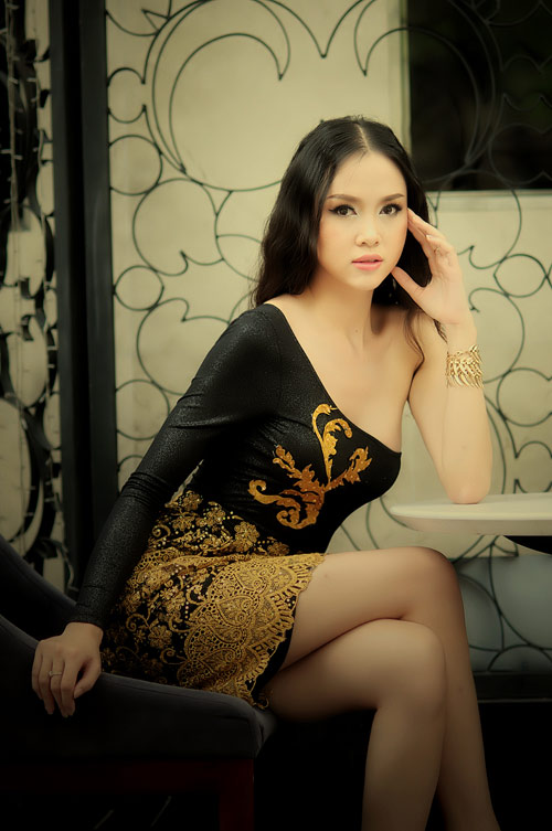 Ngọc Anh khoe khéo vai trần hờ hững - 5