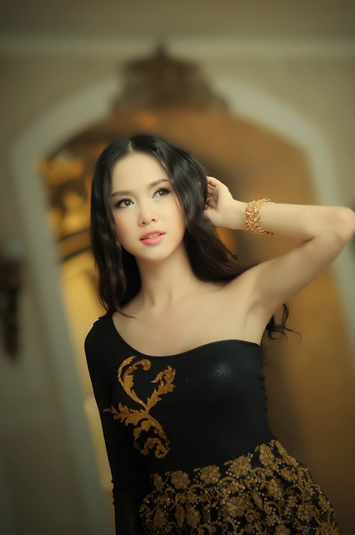 Ngọc Anh khoe khéo vai trần hờ hững - 4