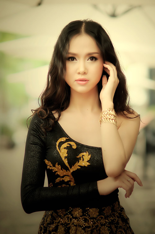 Ngọc Anh khoe khéo vai trần hờ hững - 12