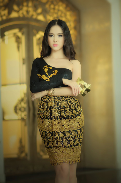 Ngọc Anh khoe khéo vai trần hờ hững - 8