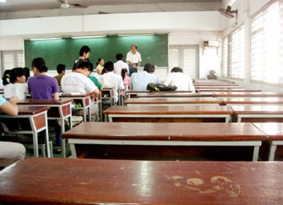 Lò luyện thi "vắng như chợ chiều" - 1