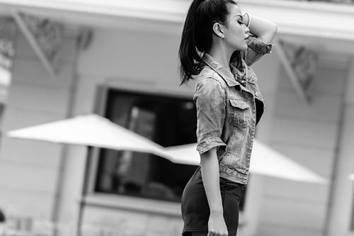 Nữ hoàng Cà phê khoe chân dài trên phố - 11