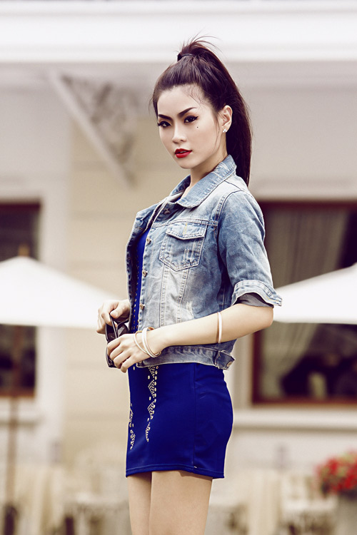 Nữ hoàng Cà phê khoe chân dài trên phố - 7