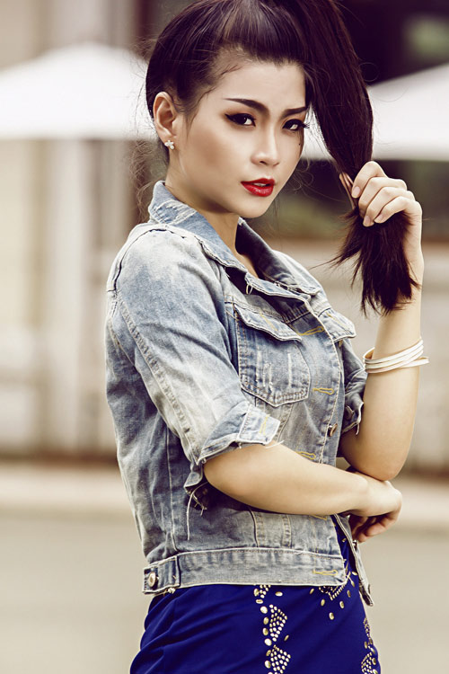 Nữ hoàng Cà phê khoe chân dài trên phố - 8