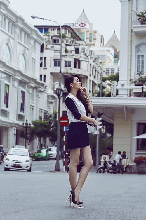 Nữ hoàng Cà phê khoe chân dài trên phố - 13